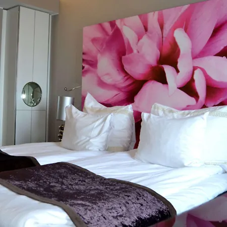 Отель Clarion Airport 4*