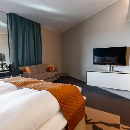 Отель Clarion Airport 4*