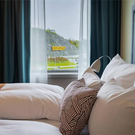 Отель Clarion Airport 4*